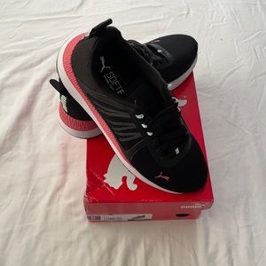 NWT women’s puma sneakers size 8